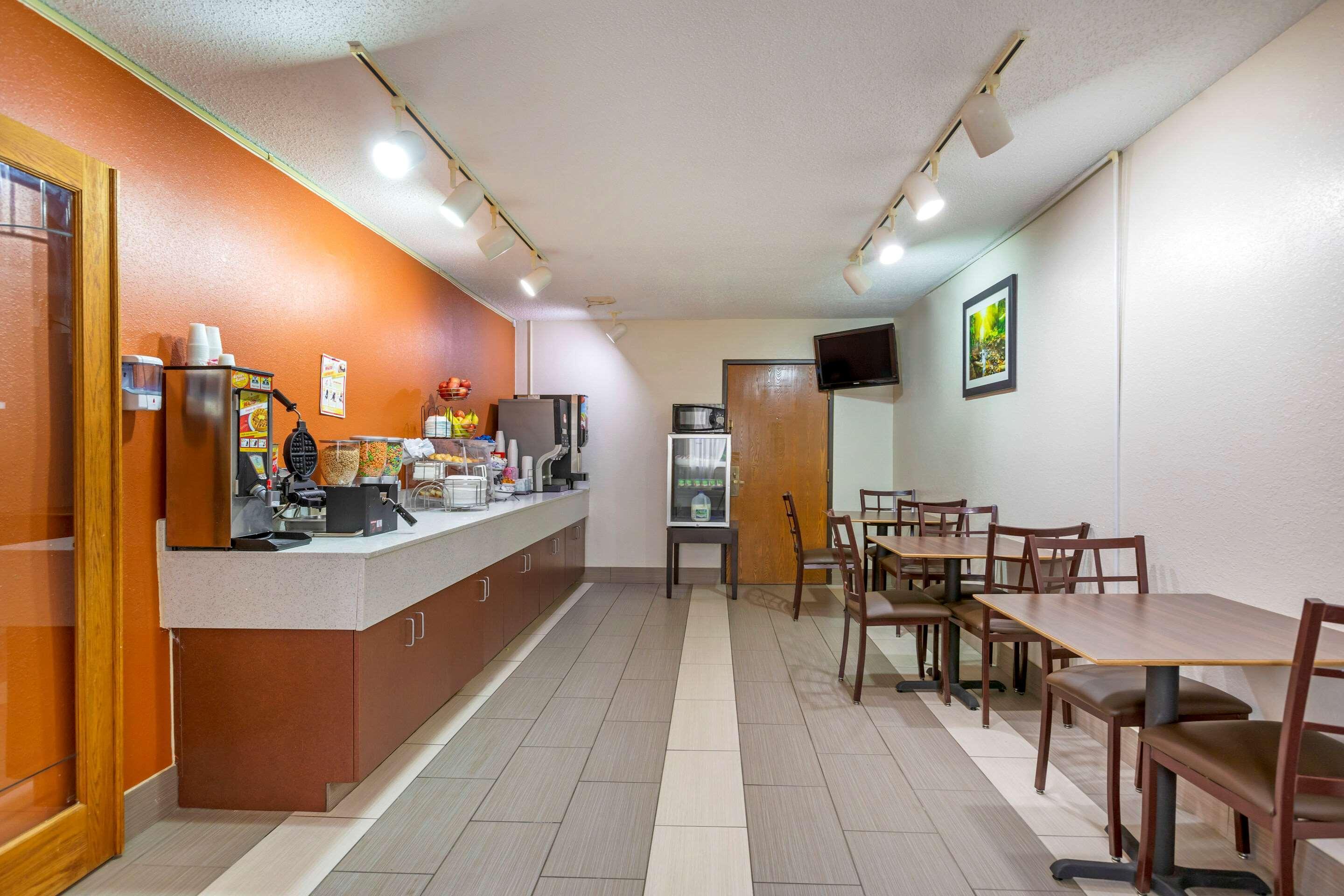 罗德威库珀斯维尔酒店 Coopersville 外观 照片