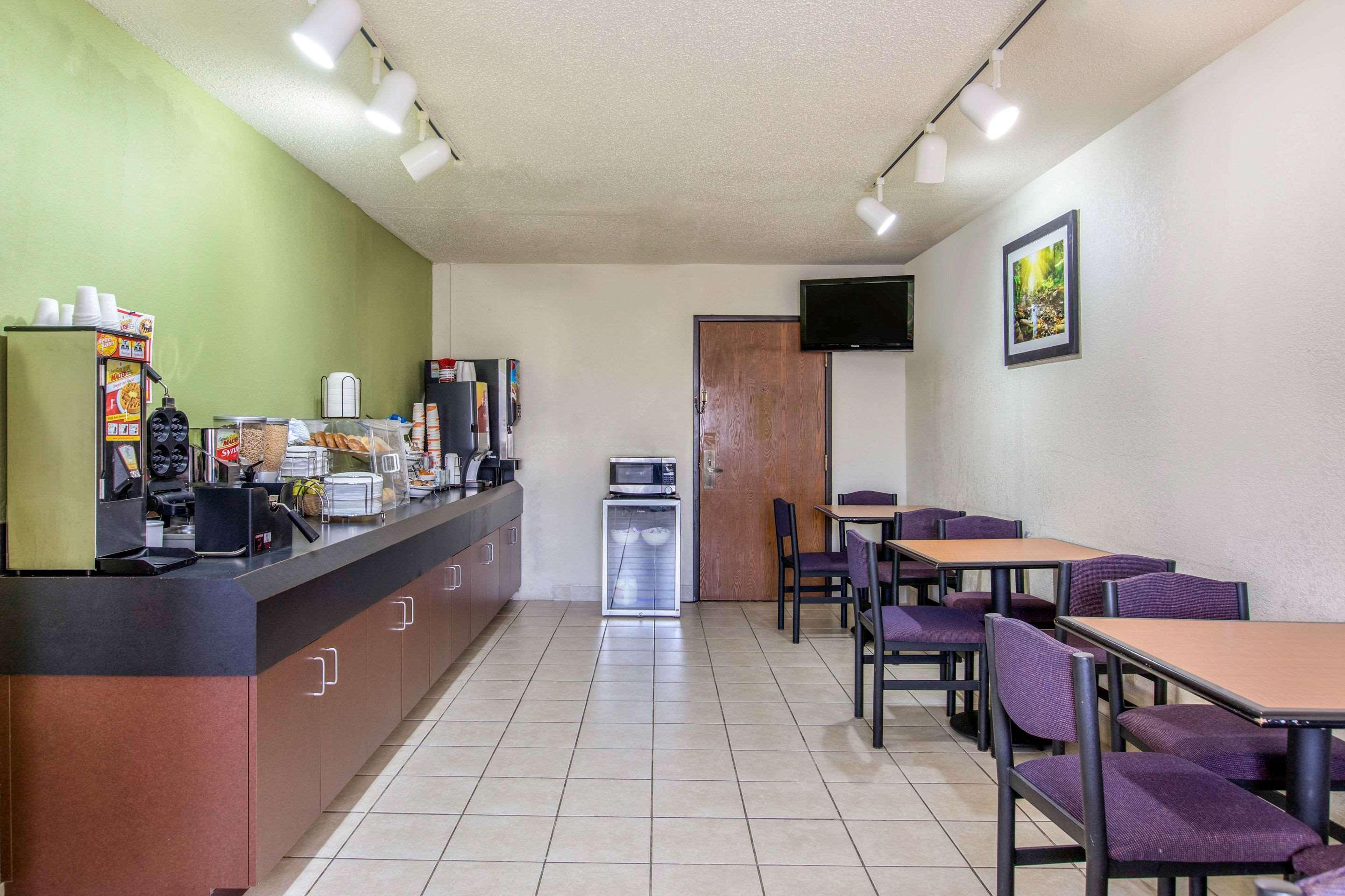 罗德威库珀斯维尔酒店 Coopersville 外观 照片
